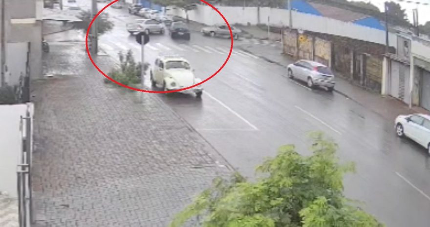 Colisão entre carros no Santa Cruz é flagrada por câmera de segurança