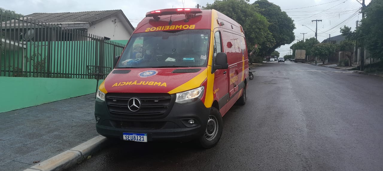 Mulher fica ferida após sofrer acidente na rua Arapongas