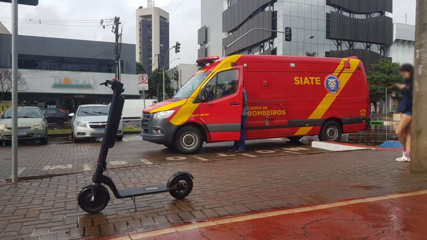 Adolescentes em patinete ficam feridas em acidente com carro no Centro