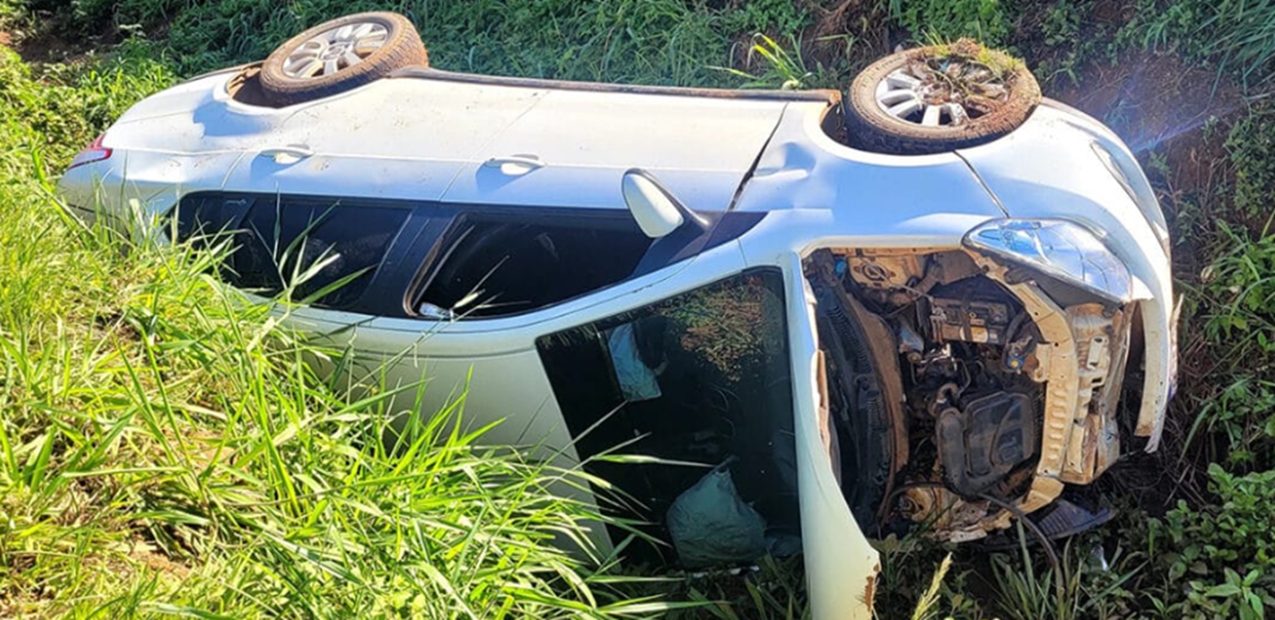 Carro cai em vala na BR-163 no São Cristóvão