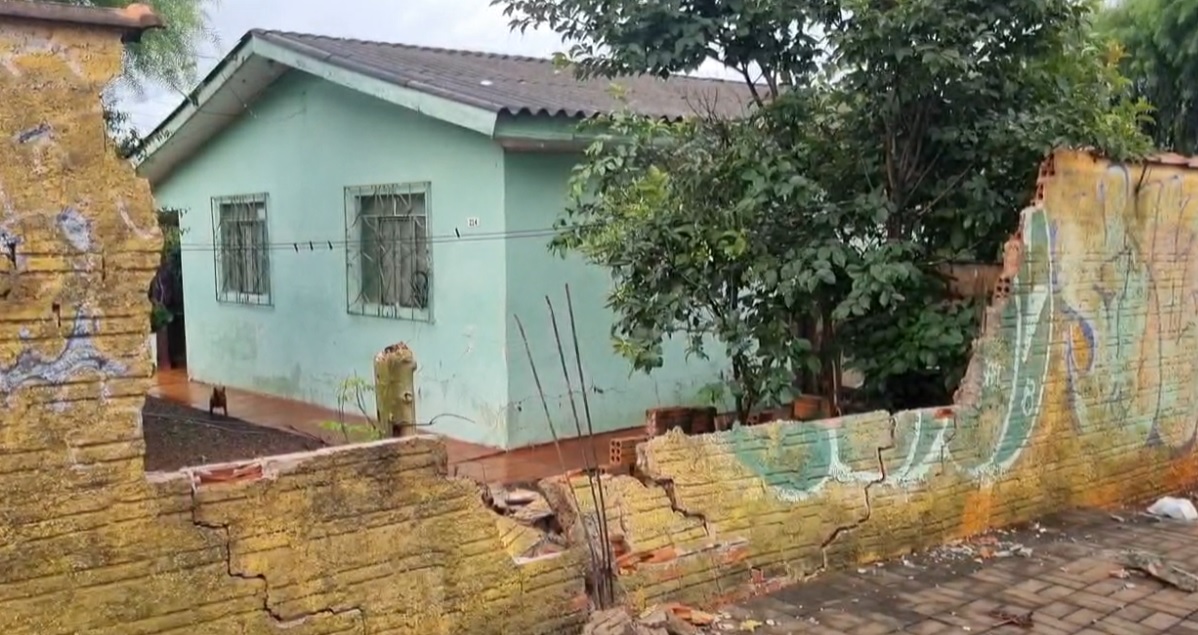 Muro de casa é atingido por carro no Bairro Santa Cruz e motorista está sendo procurado