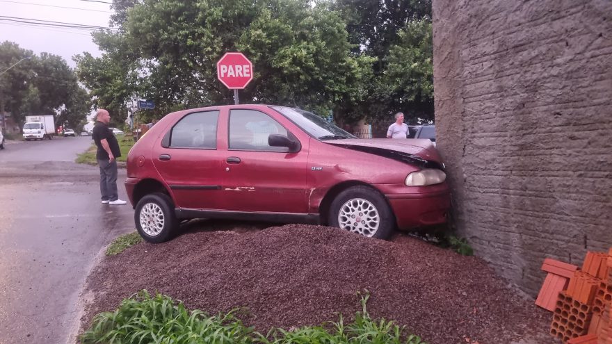 Colisão entre carros deixa mulher ferida no Bairro Universitário