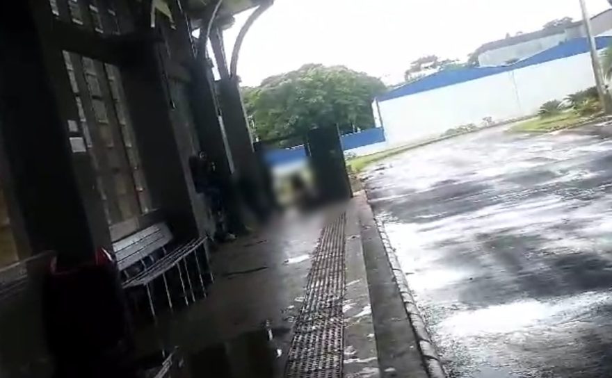 Crianças jogando bola em terminal de ônibus geram risco e indignação de internauta