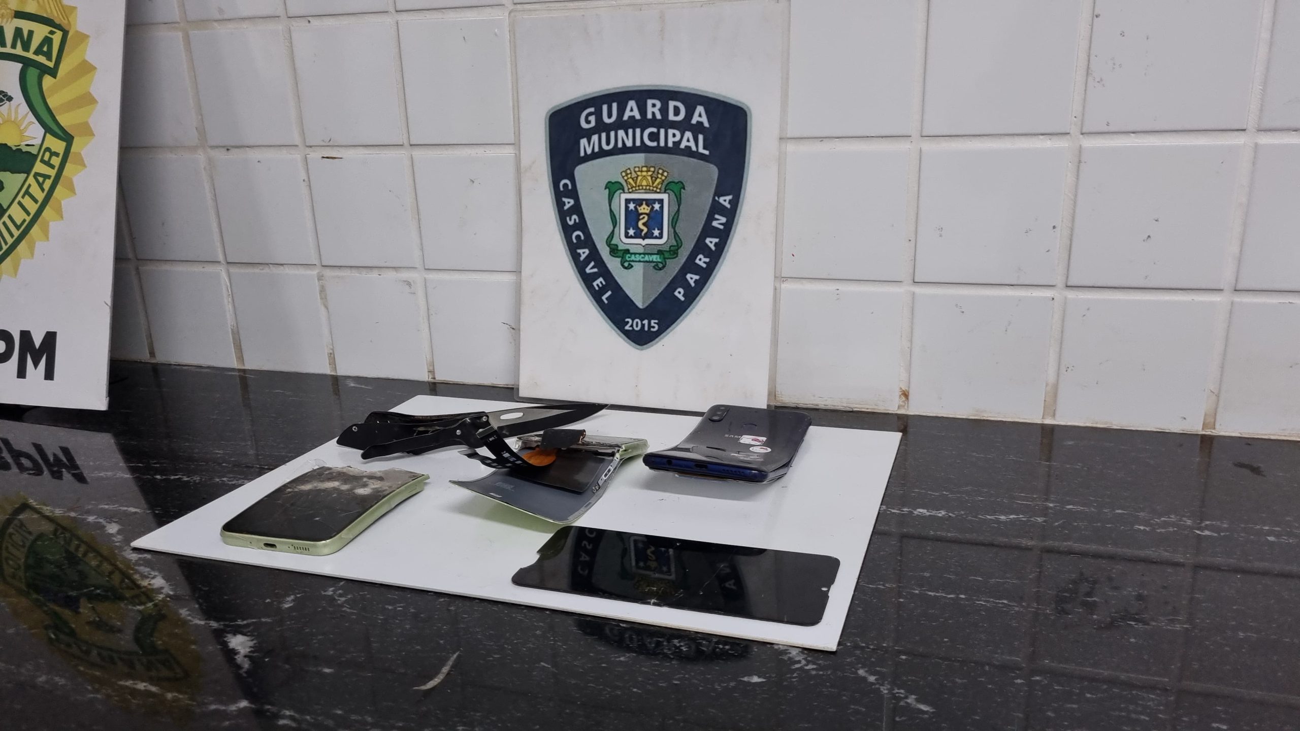 Homem ameaça companheira com canivete, destrói celulares e agride enteado no Santa Felicidade