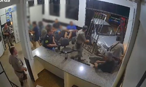 Motorista transtornado invade Delegacia de Polícia Civil e acaba preso Imagem referente a Motorista transtornado invade Delegacia de Polícia Civil e acaba preso