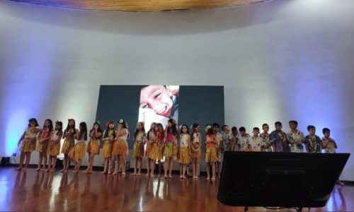 Imagem referente a Mãe se emociona em homenagem a Nando na Escola Robert Kennedy