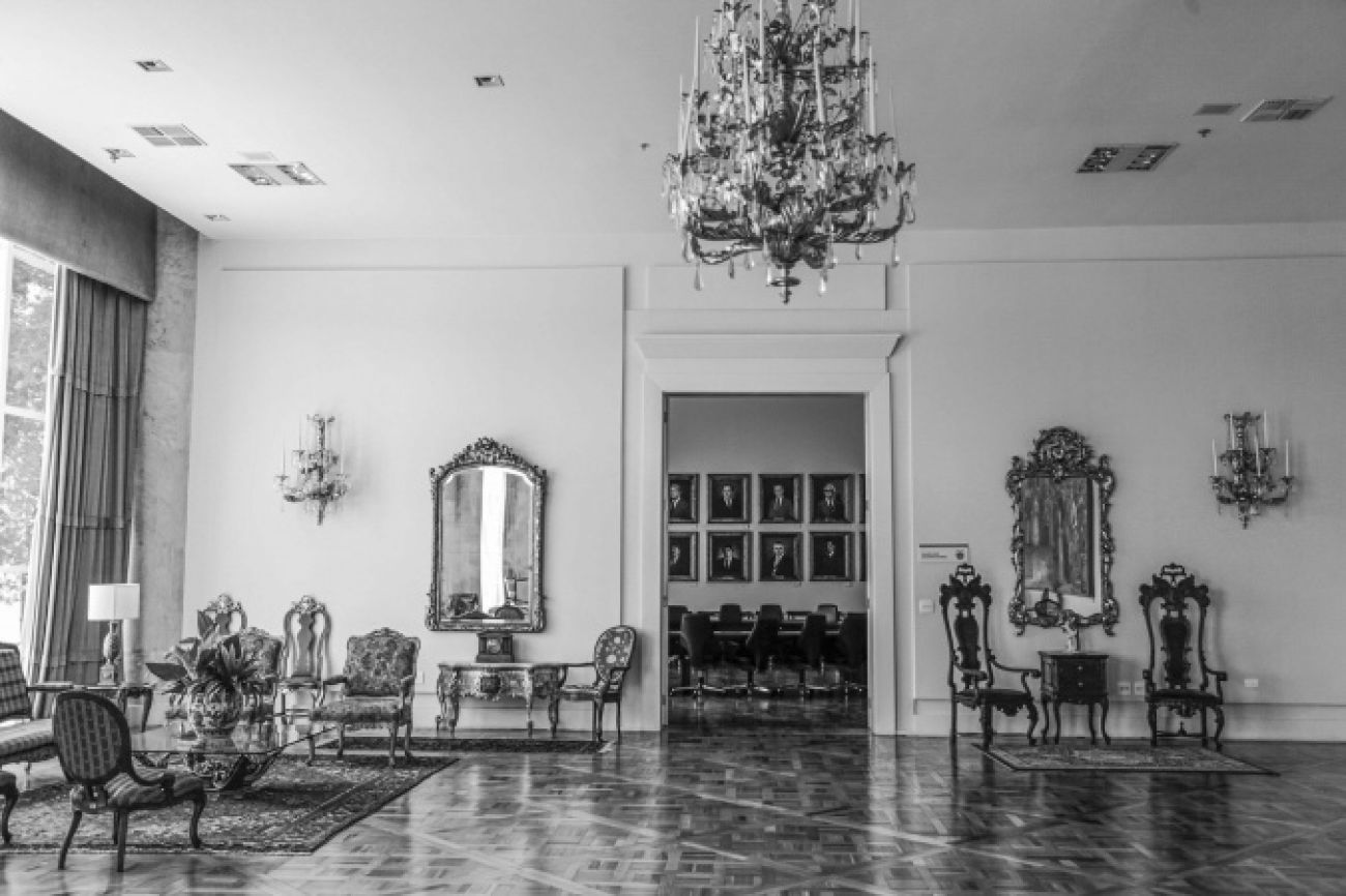 Com salões imponentes, obras de arte e história, Palácio Iguaçu é considerado um museu