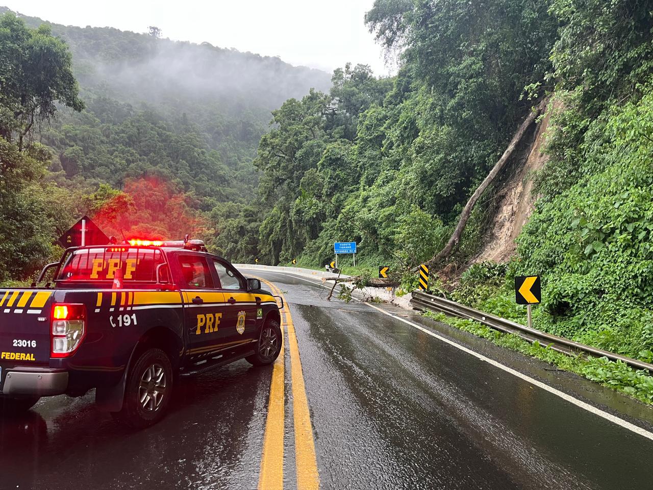 PRF atualiza relatório de interdições em rodovias devido às fortes chuvas