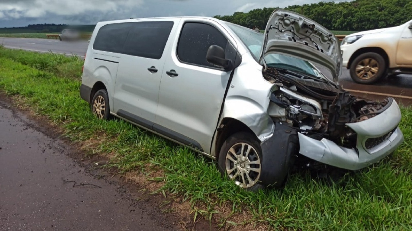 Carro roda na pista e colide com van na BR-163, entre Toledo e Marechal Cândido Rondon