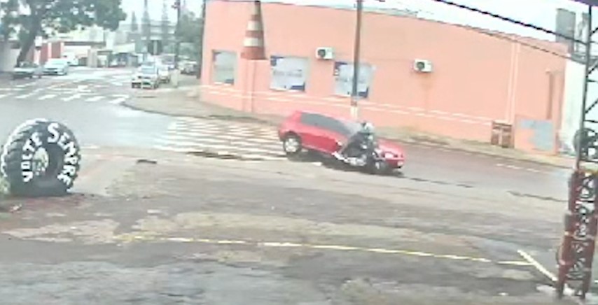 Motociclista tentou ultrapassagem pela direita no momento do acidente