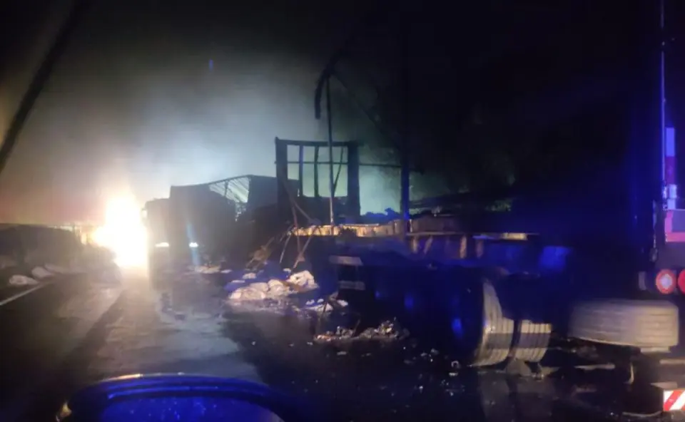 Colisão entre caminhões causa incêndio e interdição na BR-277