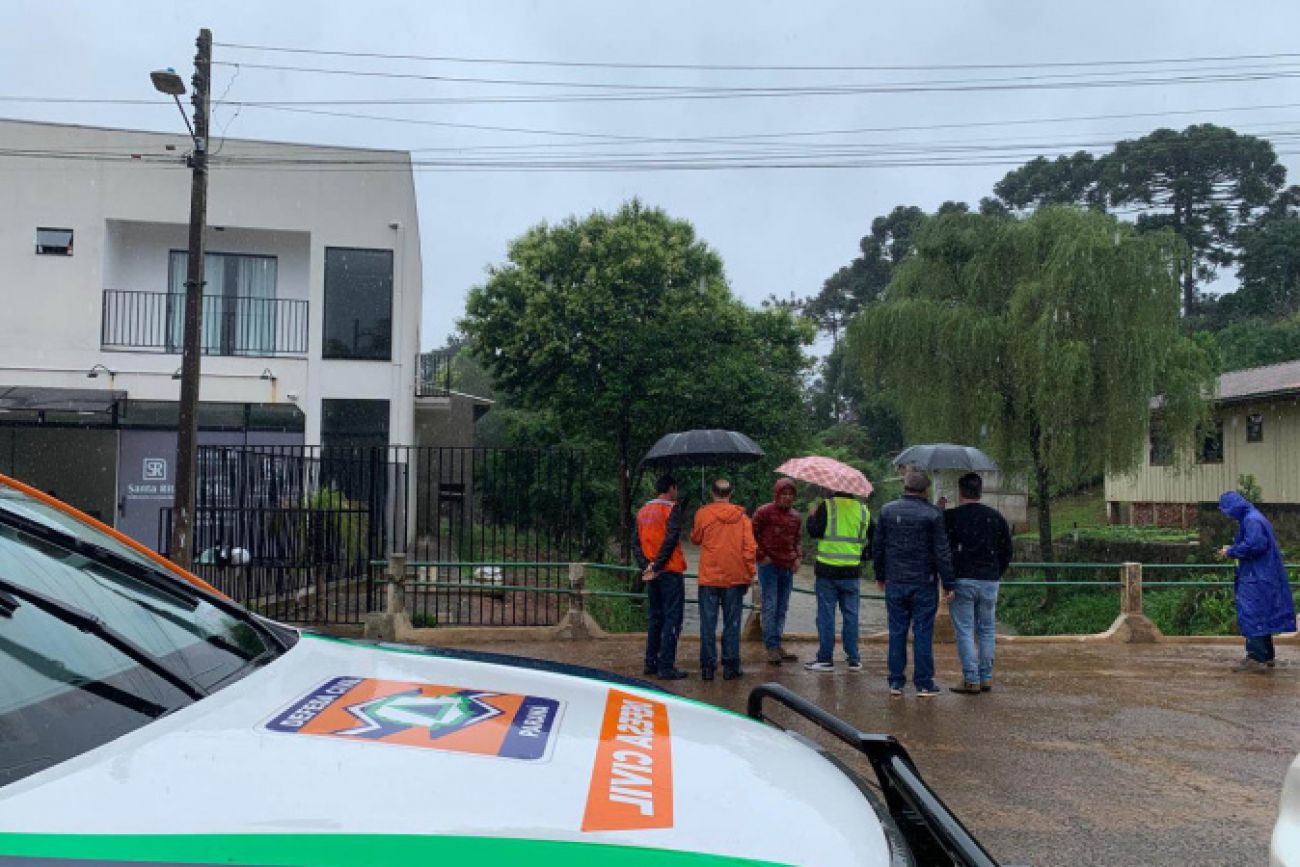 Pós-chuvas: equipes da Defesa Civil e IAT vistoriam pontos críticos em General Carneiro