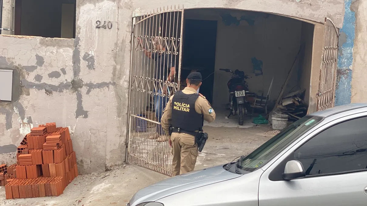 Vizinho herói impede furto em obra e ladrão foge deixando moto