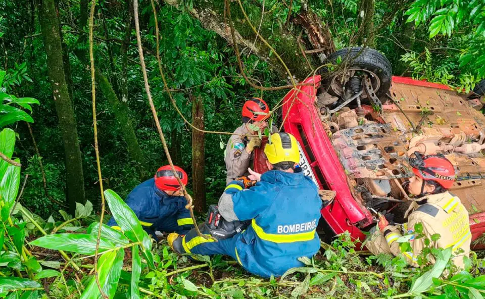 Acidente fatal na Estrada da Ribeira: motorista morre e quatro ficam feridos