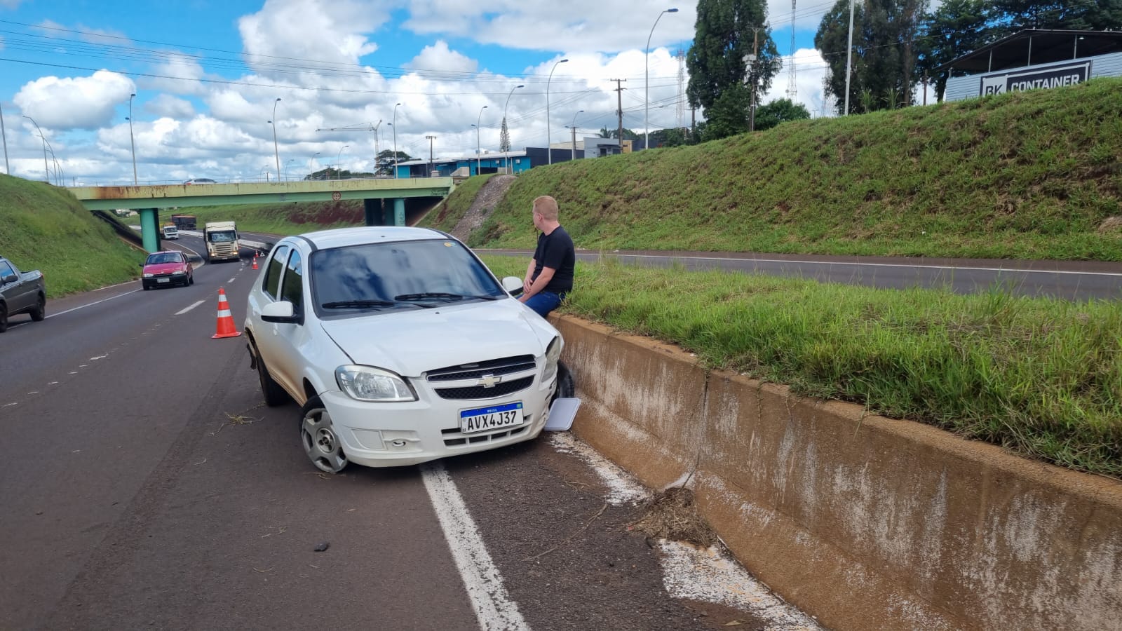 Rodovia fica parcialmente interditada após Prisma rodar e bater na mureta na BR-467