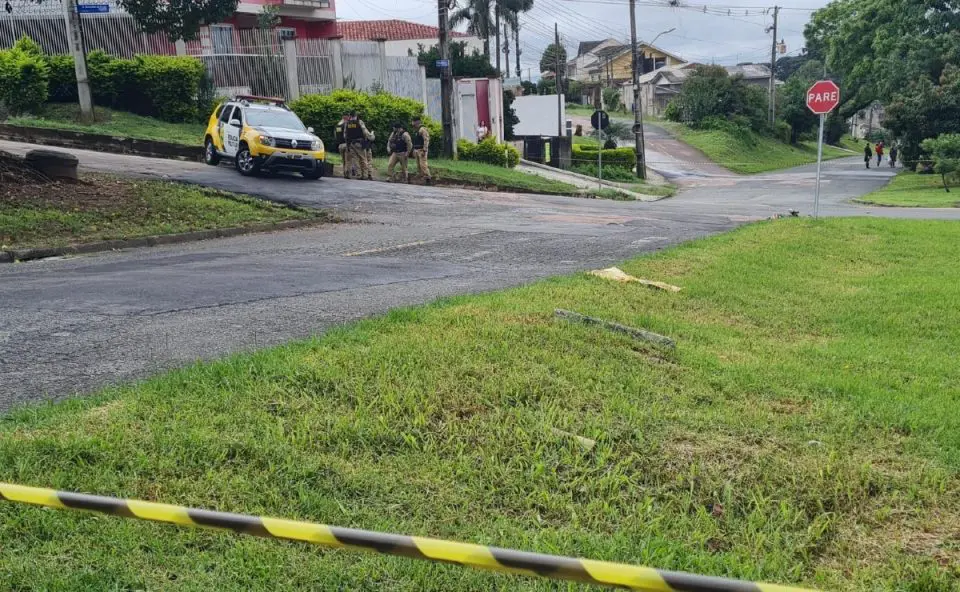 Homem com tornozeleira eletrônica é executado a tiros em plena luz do dia; vitima conversou com atirador