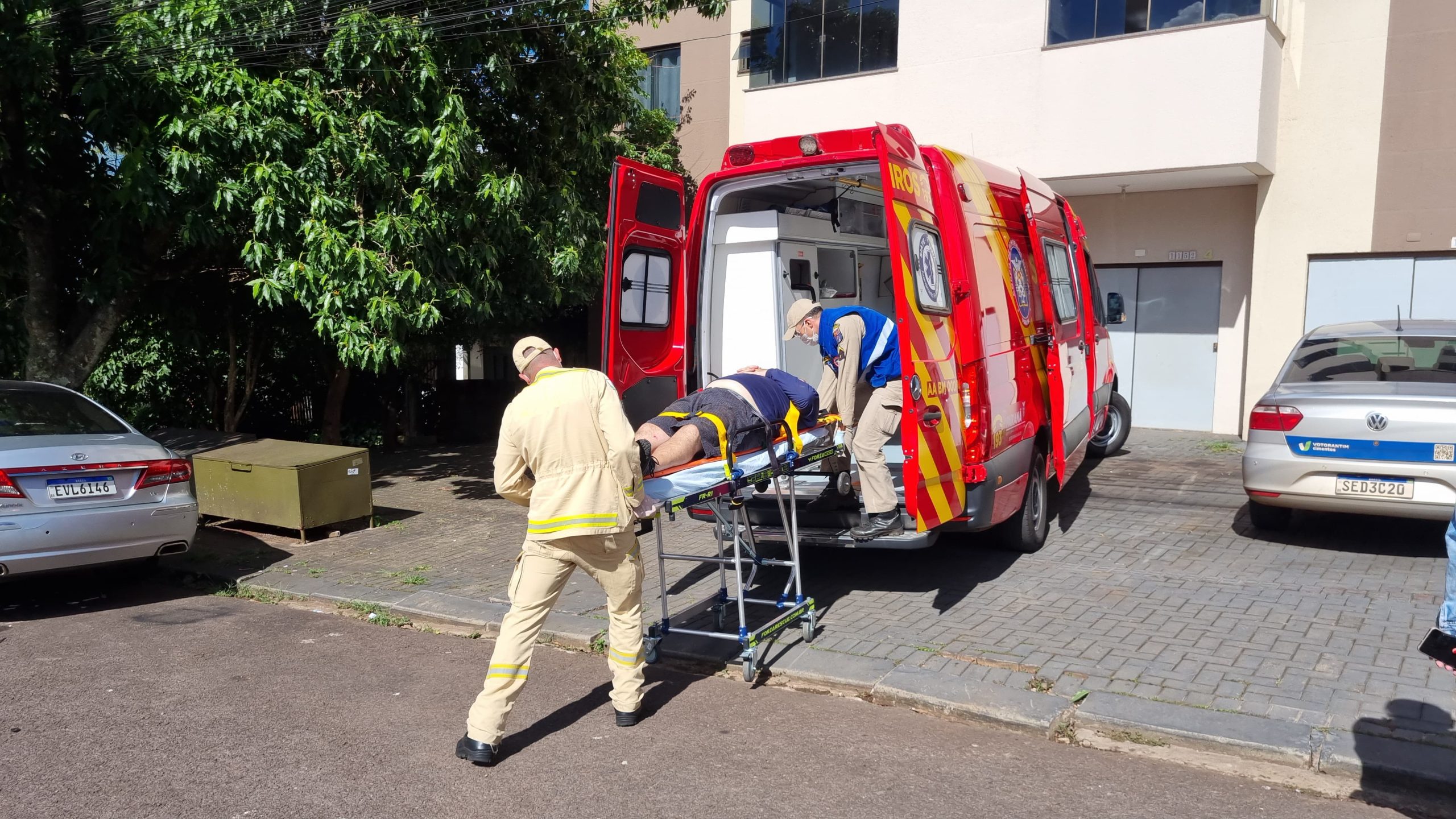 Homem cai do telhado e fica ferido na Avenida Toledo