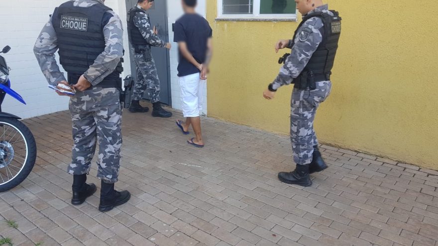 Jovem de 18 anos é detido com drogas no bairro Santa Felicidade