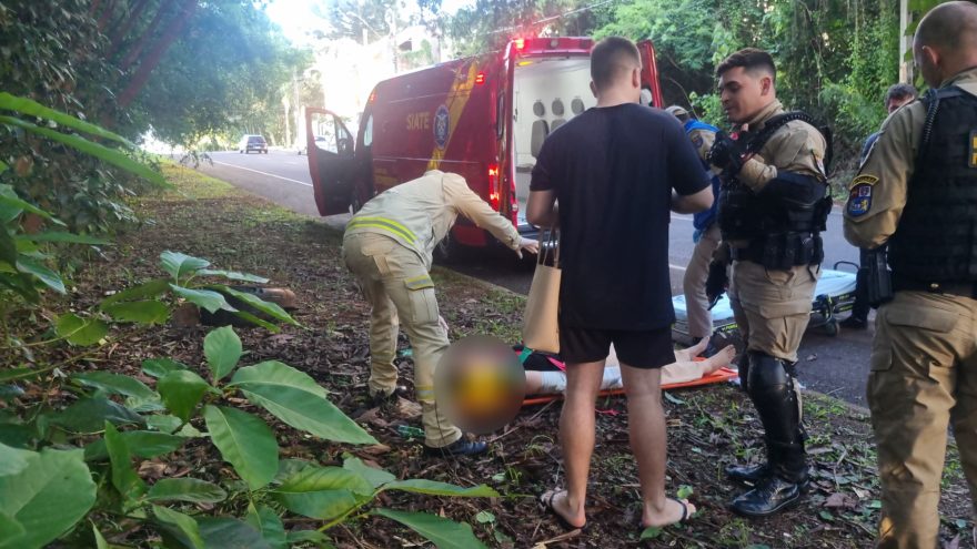 Após batida violenta, carro para perto de córrego no Centro