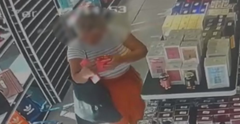 Mulher é detida após furtar perfumes em loja; ação foi flagrada por câmeras