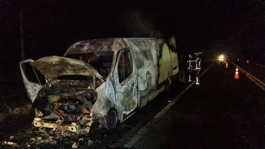 Van pega fogo após acidente na BR-277 em Céu Azul