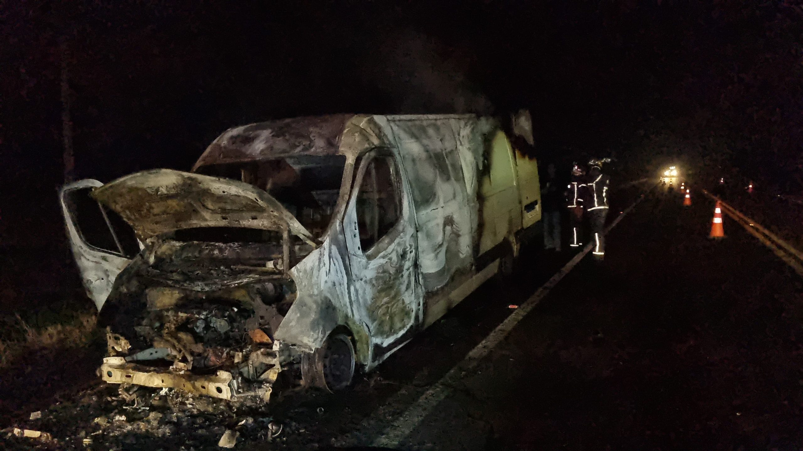 Van pega fogo após acidente na BR-277 em Céu Azul