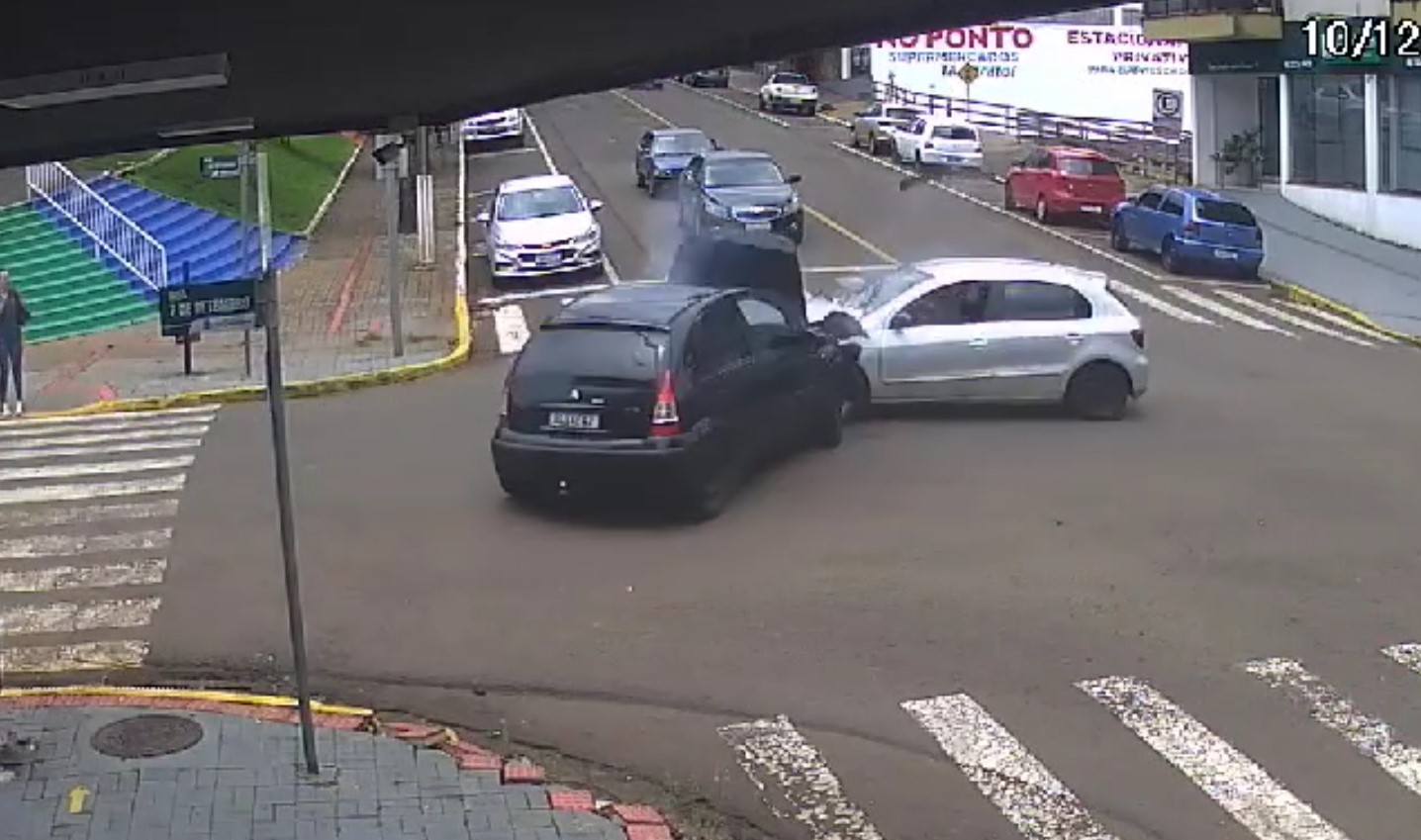 Câmera registra forte colisão entre carros em Dois Vizinhos