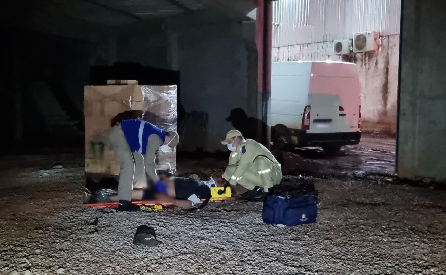 Homem cai de cabeça de altura de 3 metros em obra no Brasmadeira