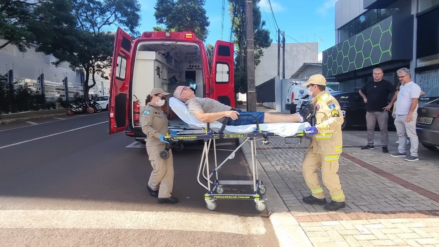 Homem de 56 anos fica ferido após colisão entre carros na Rua Salgado Filho