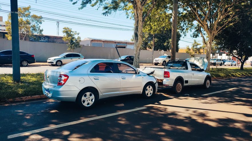 Saveiro e Cobalt se envolvem em acidente na Avenida Rocha Pombo