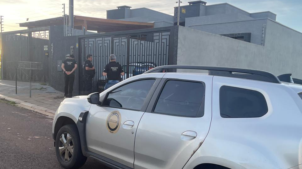 Polícia Civil apreende eletrônicos em Cascavel, durante operação contra corrupção e fraudes em licitações