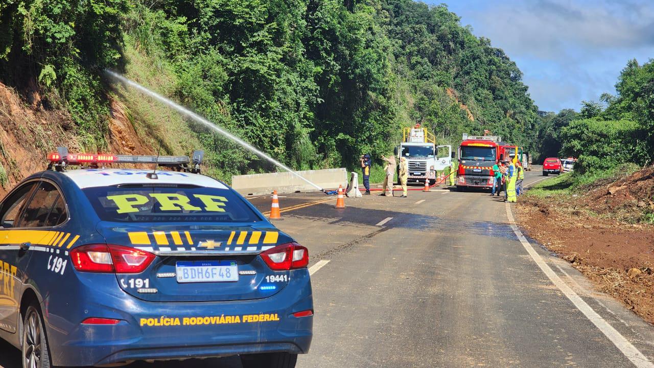 DNIT e Corpo de Bombeiros realizam limpeza da BR-277 na Serra da Esperança