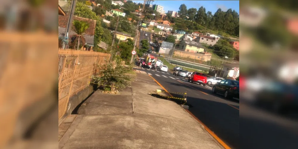 Mãe e filho caem em cratera a caminho da escola