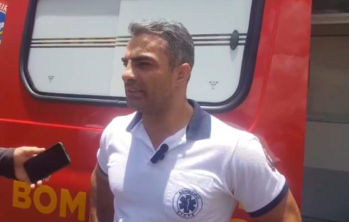 Médico fala sobre atendimento a motociclista prensado contra muro: “Colisão de alta energia” Imagem referente a Médico fala sobre atendimento a motociclista prensado contra muro: “Colisão de alta energia”