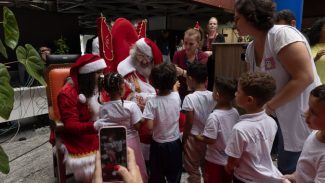 Empregados da Sanepar atendem pedidos de crianças em campanha de Natal