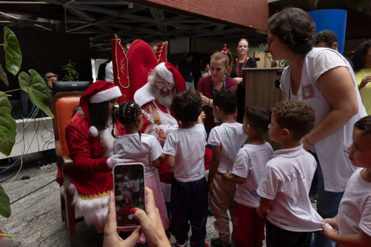 Empregados da Sanepar atendem pedidos de crianças em campanha de Natal