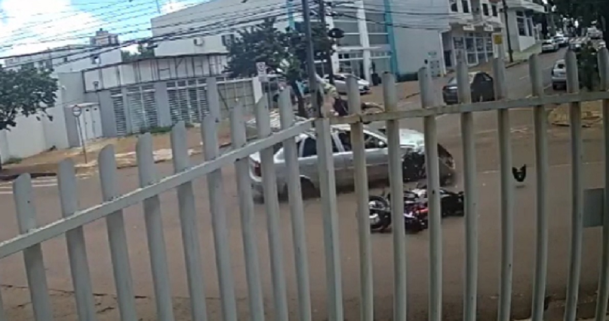 Câmera flagra colisão que terminou com motociclista prensado contra muro no Centro