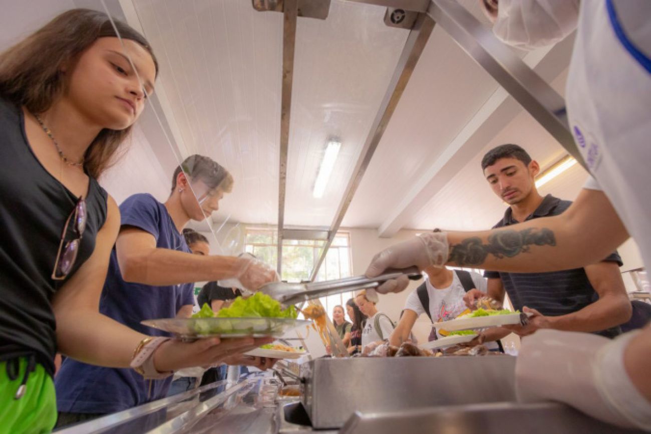 Governo envia projeto de lei para subsidiar alimentação de universitários do Estado