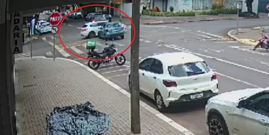 Cada um paga o seu? Veja Palio fugindo após bater contra BMW no Centro