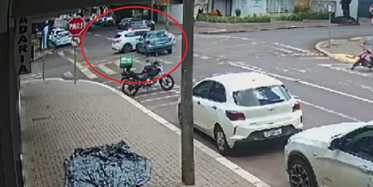 Cada um paga o seu? Veja Palio fugindo após bater contra BMW no Centro