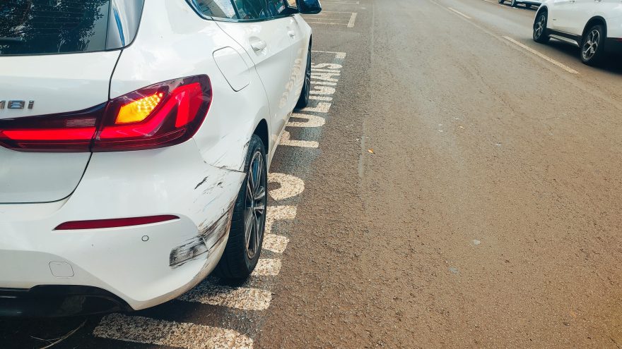 Palio foge após provocar acidente com BMW 118i no Centro