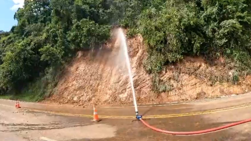 Desmanche hidráulico é realizado na BR-277 para prevenir novos deslizamentos