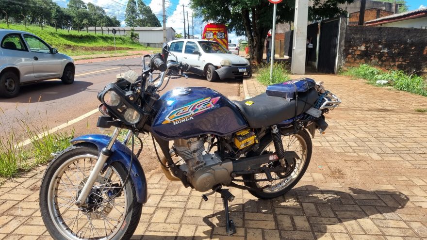 Motociclista fica ferido após colisão com Renault Clio na Avenida Piquiri