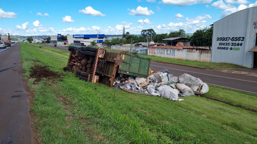 Carreta sai da pista e tomba às margens da BR-277, em Cascavel