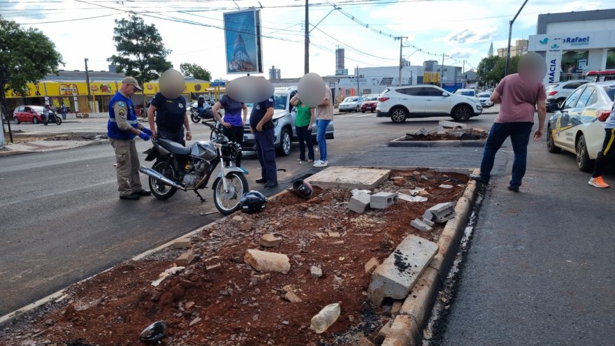 Veículo Tiguan e moto se envolvem em acidente na Rua da Lapa; rapaz de 29 anos fica ferido