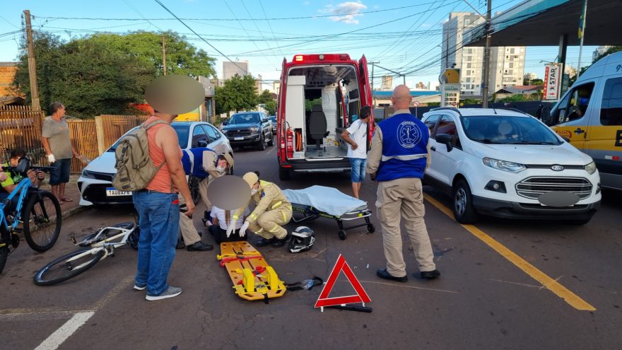 Mulher fica ferida após acidente entre carro e moto na Rua Manaus