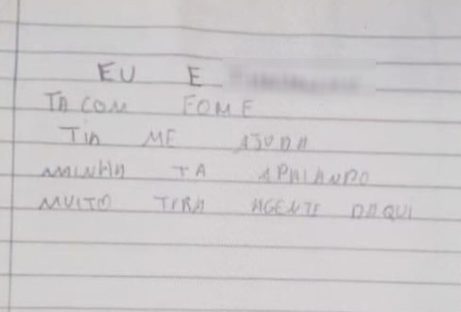 Imagem referente a Menina de 12 anos resgata mãe de cárcere privado com bilhete: ‘Mainha tá apanhando muito’