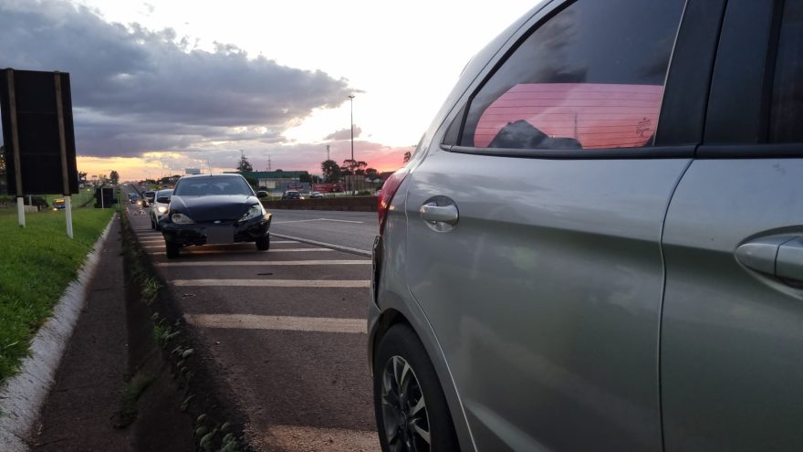 Acidente entre Ford Focus e Ka deixa veículos danificados na BR-277