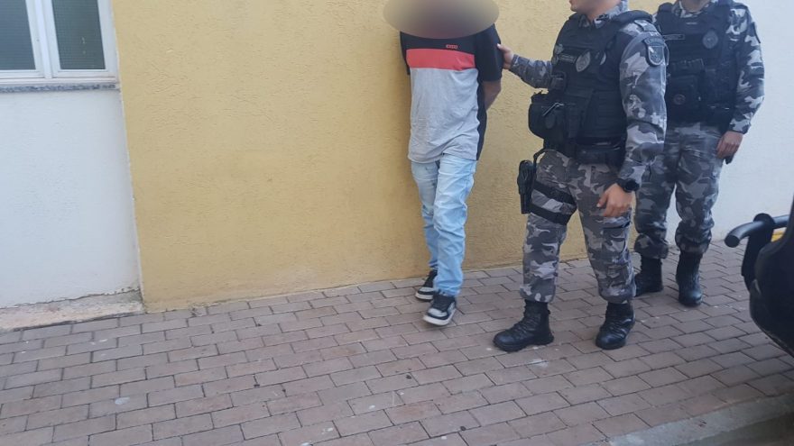 Homem que era procurado pela Justiça é preso pela PM