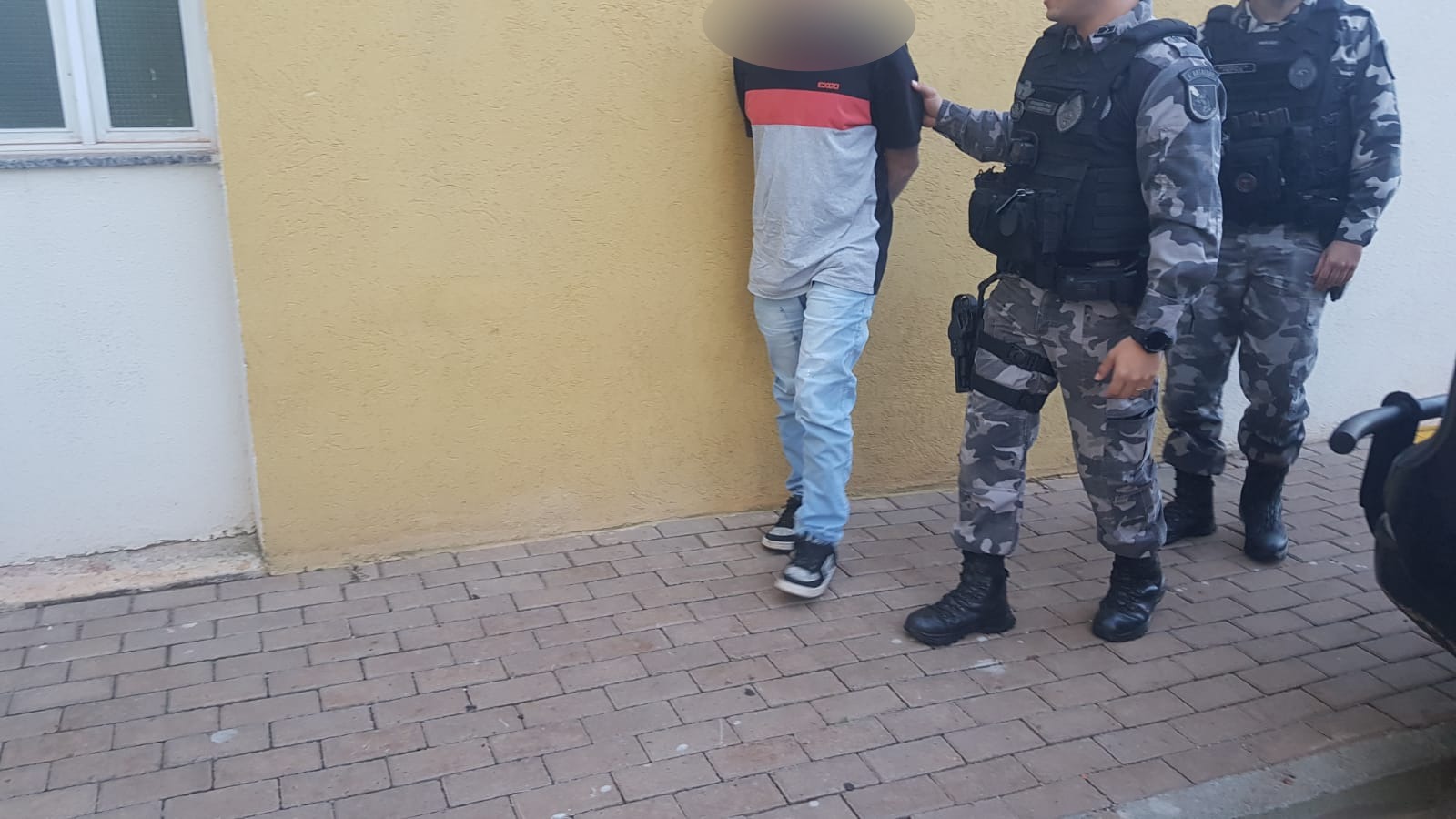 Homem que era procurado pela Justiça é preso pela PM Homem que era procurado pela Justiça é preso pela PM